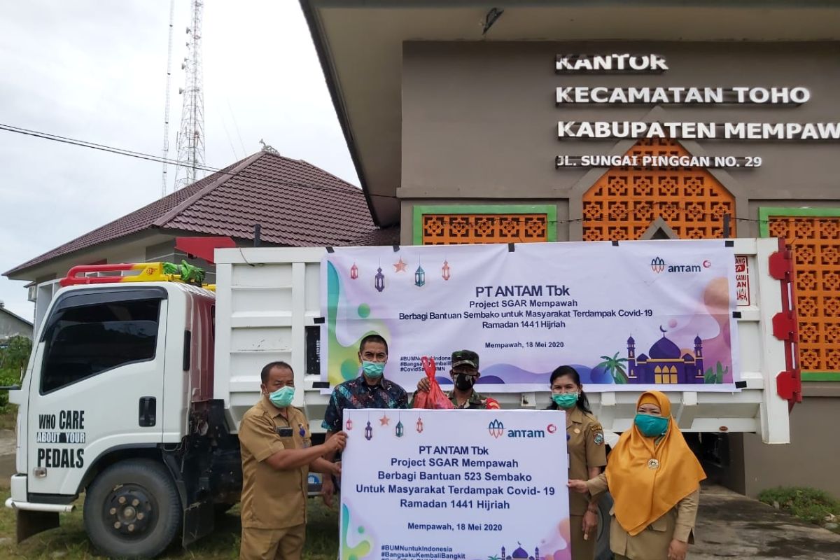 PT Antam TBK salurkan ratusan paket sembako enam desa di Mempawah