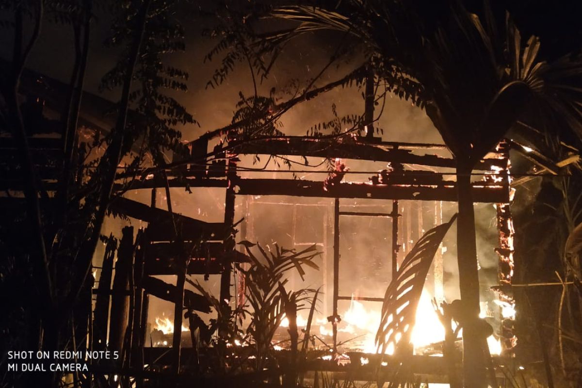 Rumah berkontruksi kayu hangus terbakar di Aceh Jaya