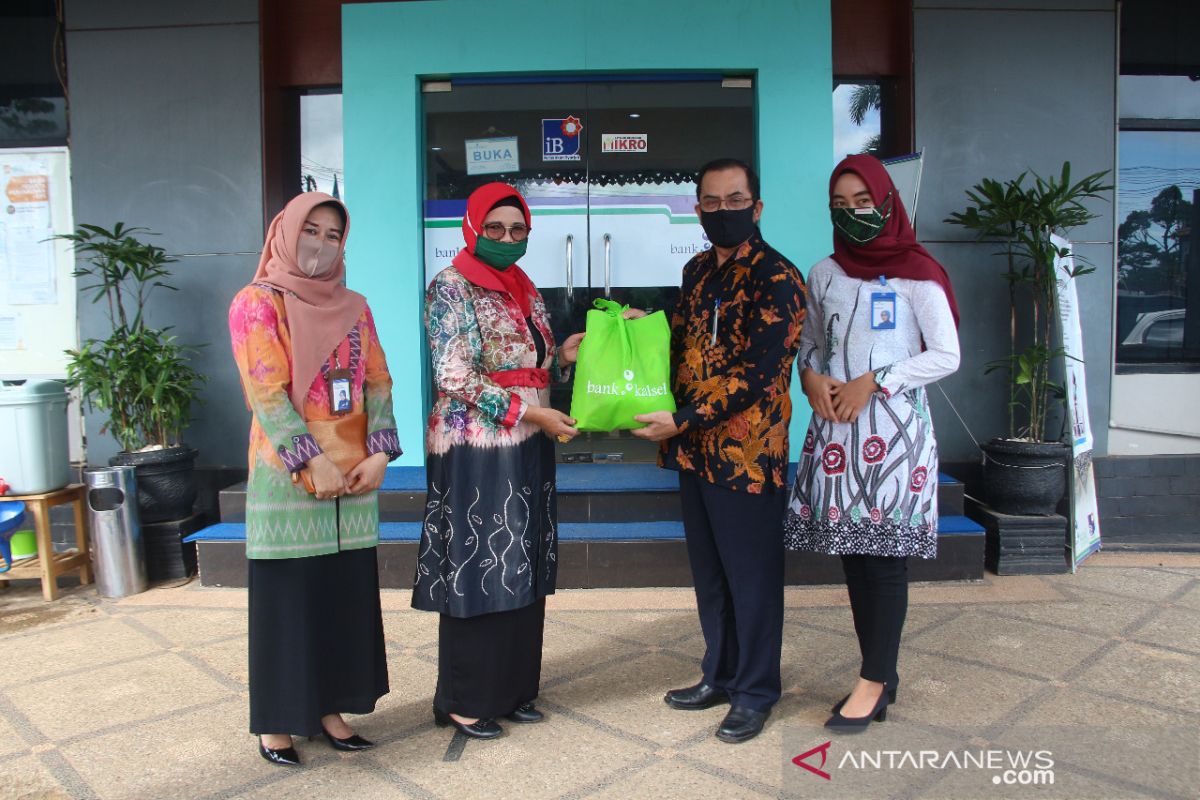 Bank Kalsel serahkan bantuan 100 paket sembako