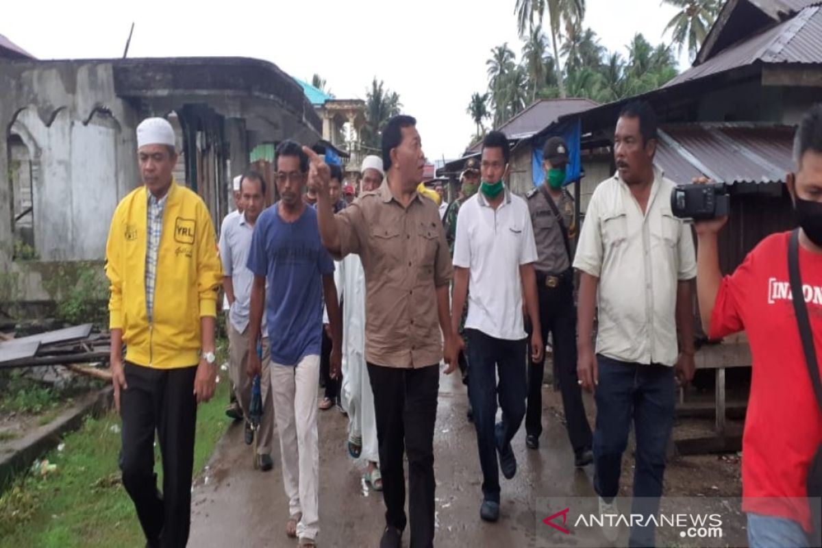 Bupati Madina salurkan bantuan bagi korban abrasi pantai Tabuyung