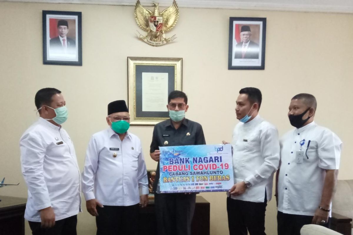 Bank Nagari Sawahlunto beri bantuan 1 ton beras untuk warga kurang mampu