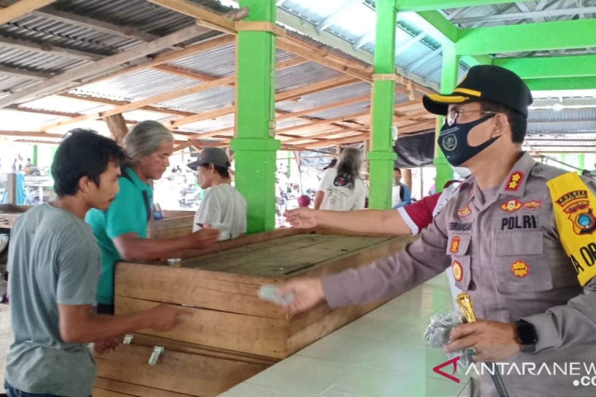 Polres Bangka Barat bagikan masker kepada pengunjung Pasar Mentok