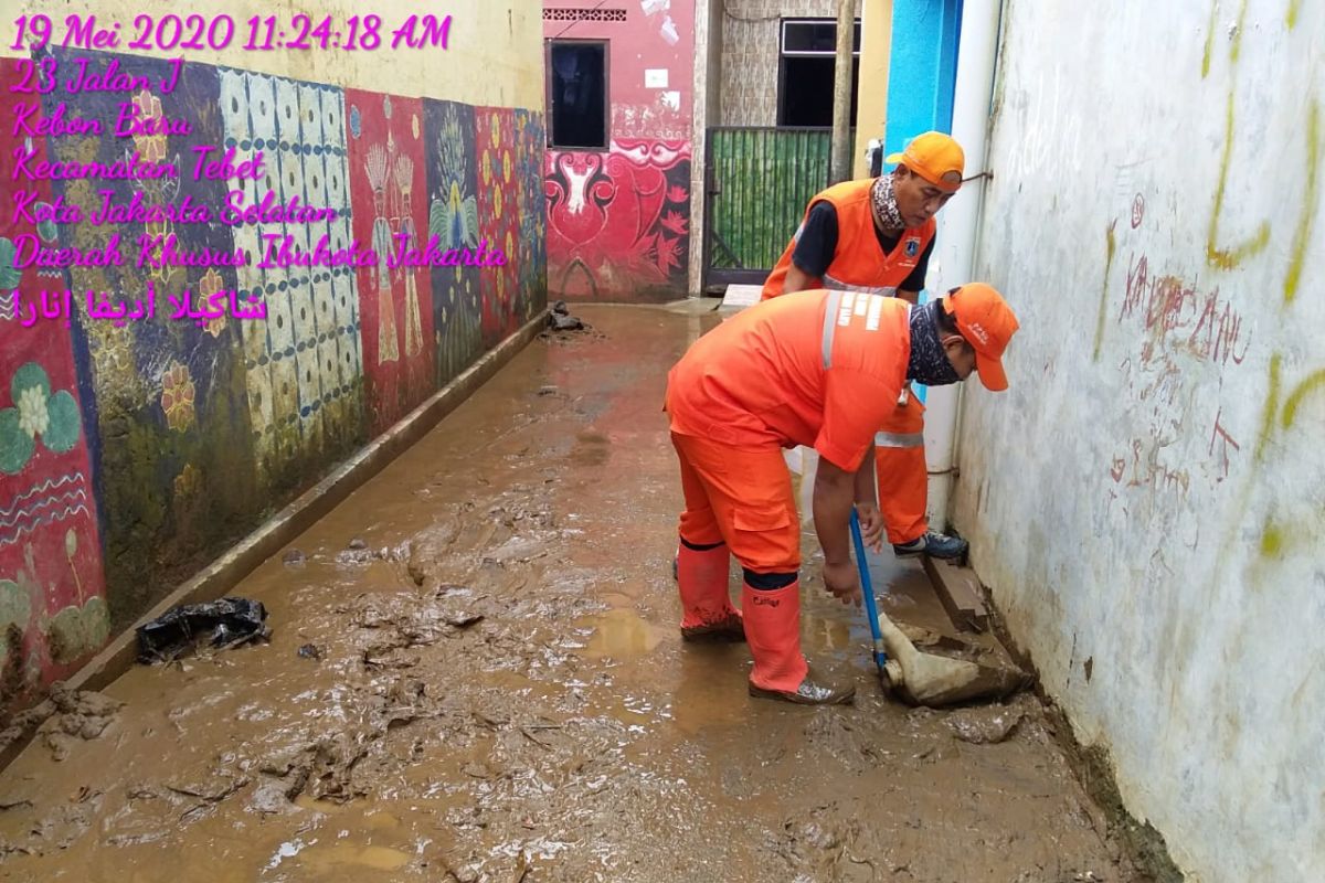 Kelurahan Kebon Baru kerahkan petugas PPSU bersihkan sisa banjir