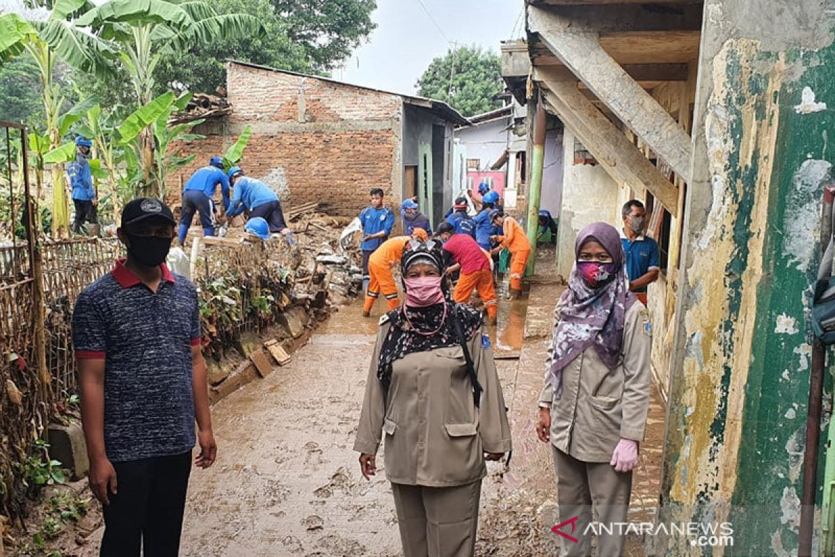 Pengungsi Balekambang pulang ke rumah setelah banjir surut