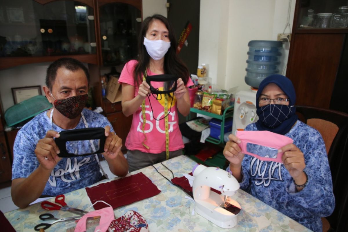 Penyandang disabilitas membuat masker transparan bagi tunarungu