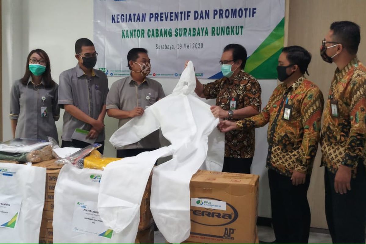 BPJamsostek Rungkut serahkan bantuan APD kepada rumah sakit rujukan