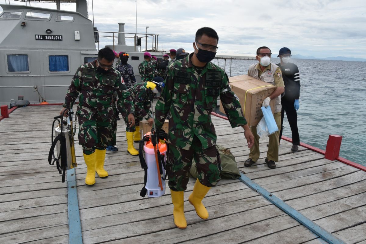 Dua kapal perang angkut tenaga medis untuk rapid test warga pulau
