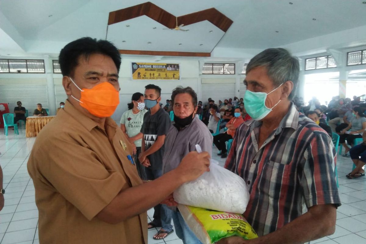 Pemerintah Kabupaten Sangihe salurkan bantuan pangan kepada 1.280 kk