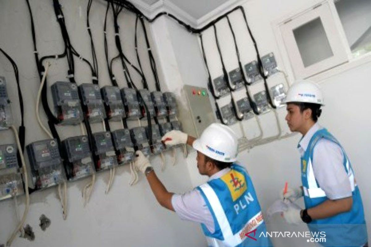 Petugas PLN kembali catat meter ke rumah pelanggan