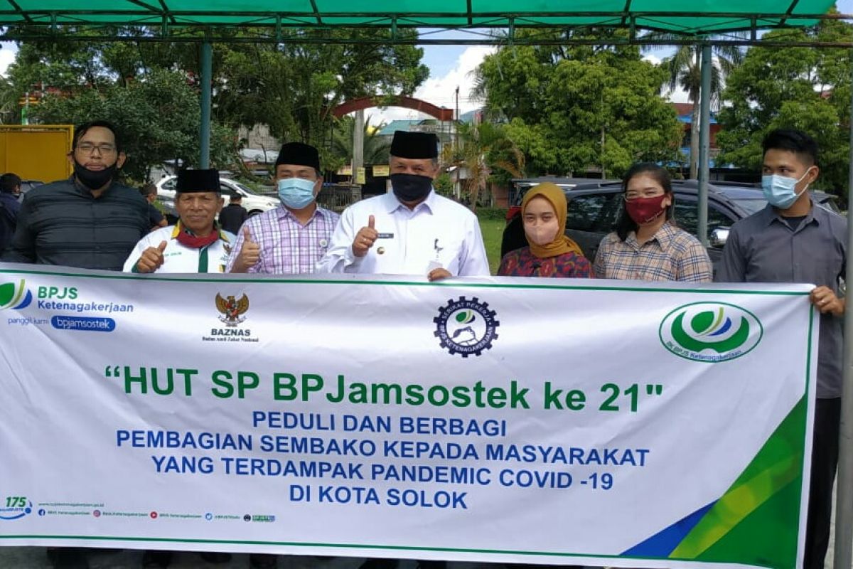 Serikat pekerja BPJAMSOSTEK Solok berbagi sembako kepada masyarakat kurang mampu