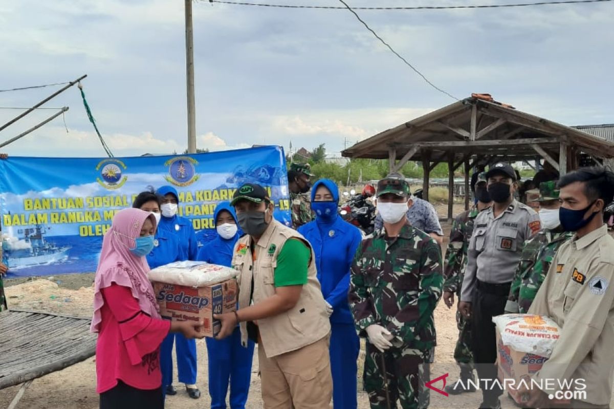 Nelayan di Pamekasan terdampak COVID-19 terima bantuan sembako