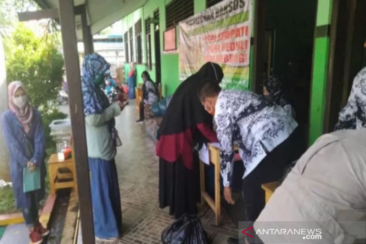 PGRI Pelaihari membagikan 352 paket sembako untuk orang tua siswa