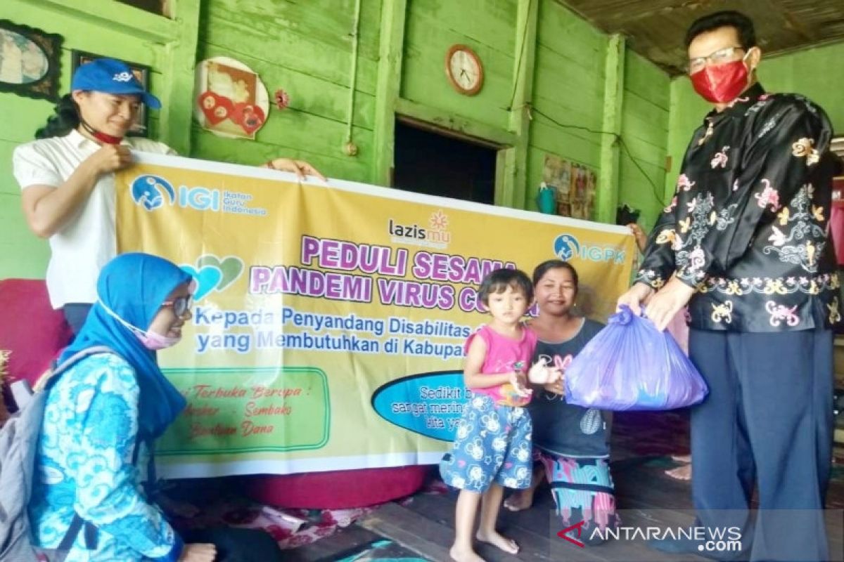 Ikatan Guru Pulang Pisau beri tali asih penyandang disabilitas