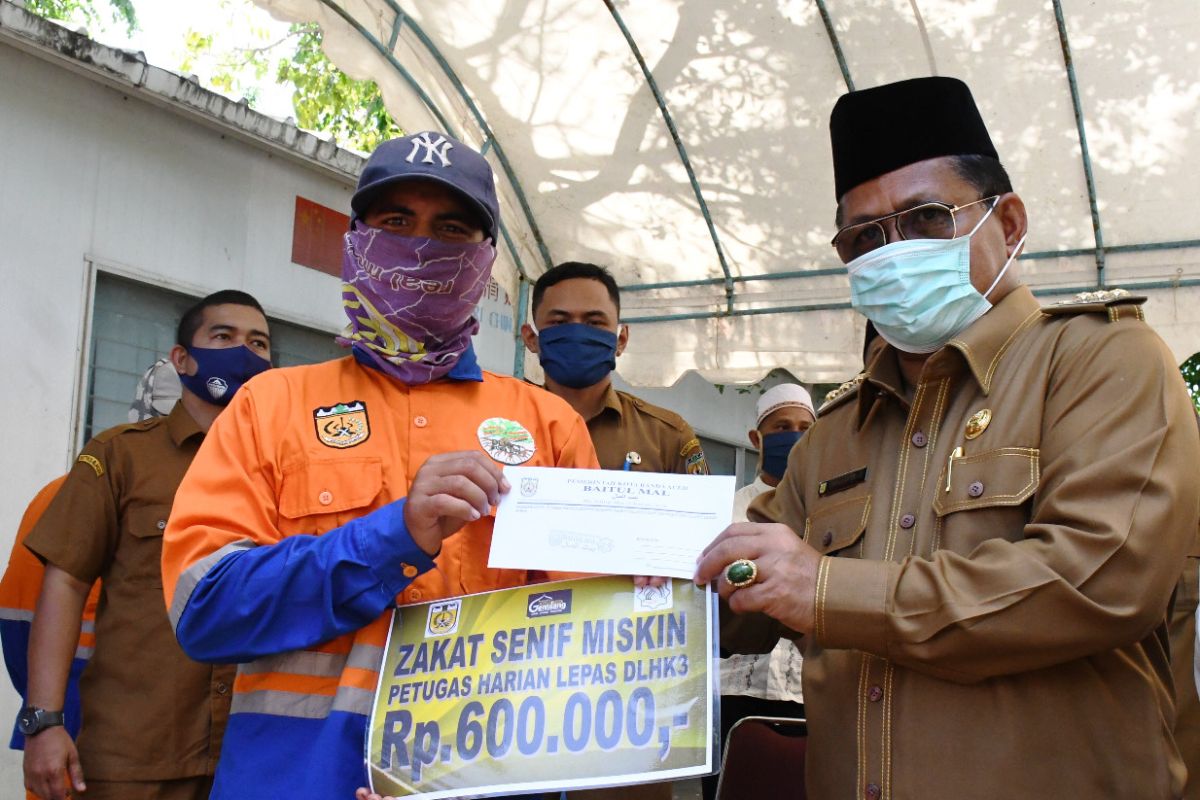 Wali kota serahkan zakat bagi 650 petugas kebersihan di Ramadhan