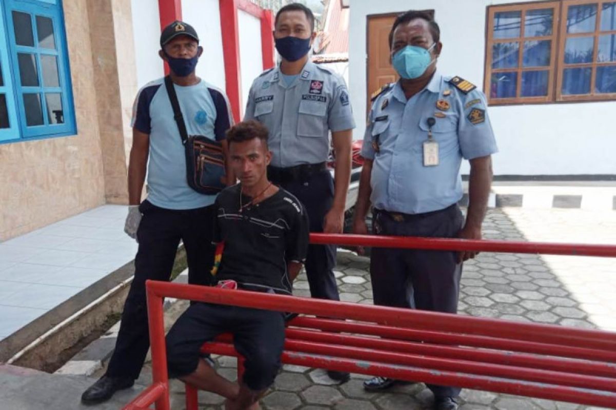 Petugas Lapas Narkotika Doyo Baru Jayapura tangkap pemuda pelempar ganja