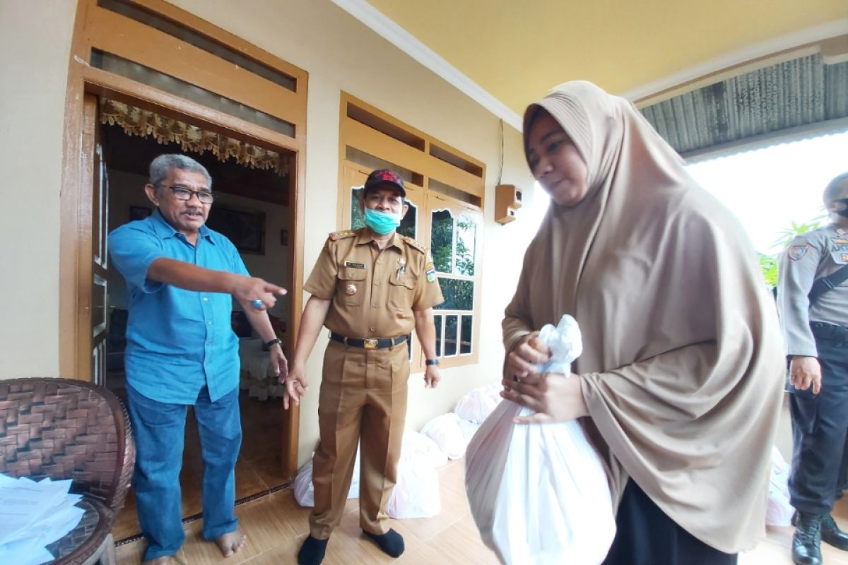 Bagi-bagi sembako, cara DPRD Palu  reses di tengah pandemi COVID-19