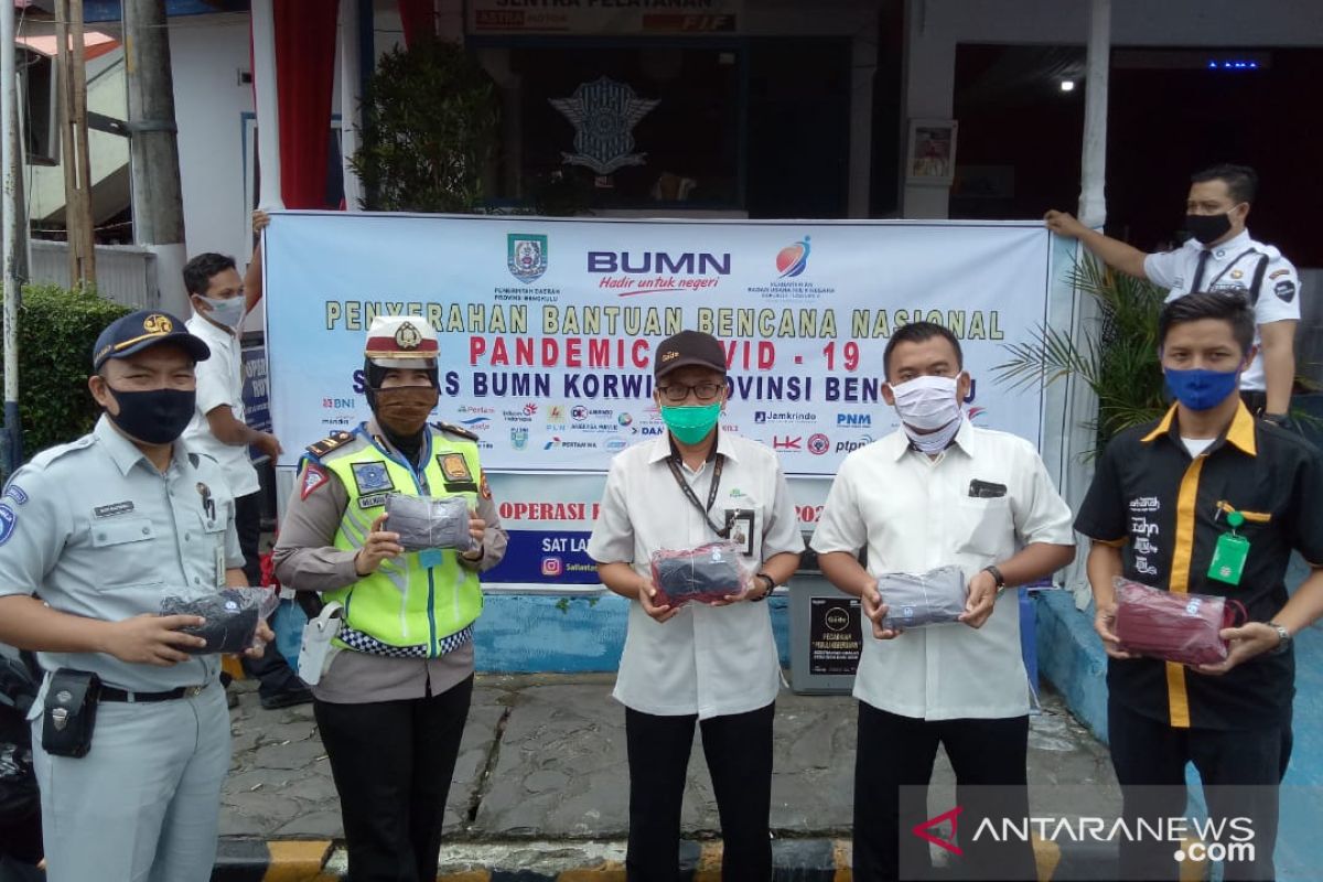 Satgas BUMN Rejang Lebong bagikan masker gratis