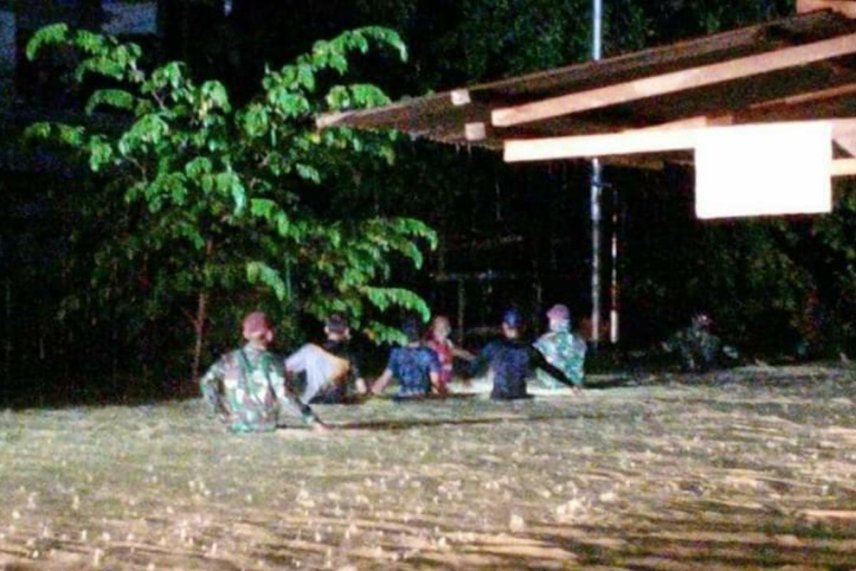 TNI evakuasi korban banjir di Entikong Kabupaten Sanggau