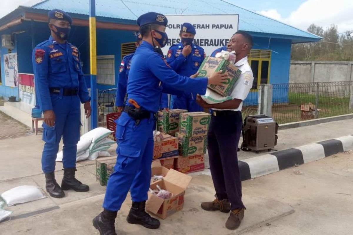 Polair Merauke bagikan sembako kepada TKBM