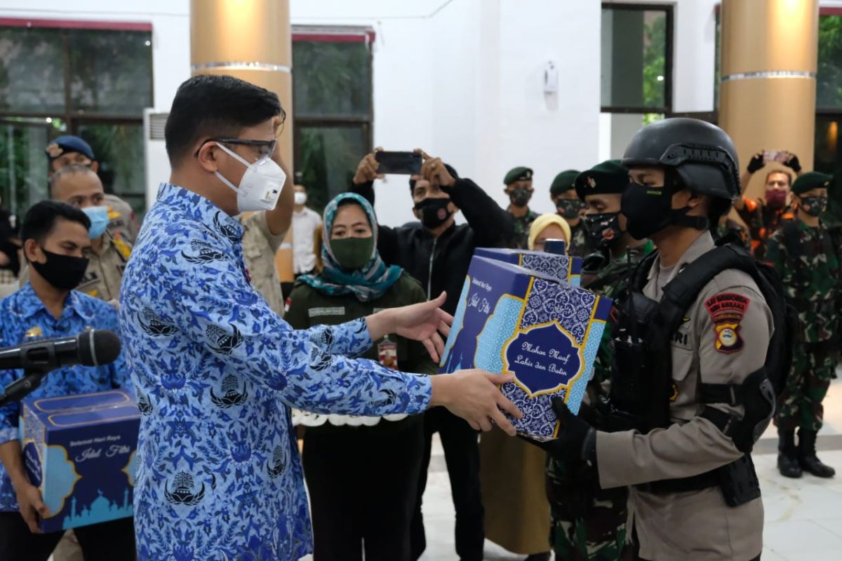 Relawan dan petugas PSBB Gowa dapat paket lebaran dari pemkab