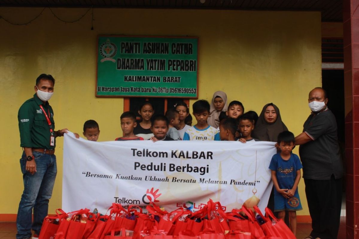 Telkom Kalbar salurkan 175 alat shalat dan paket lebaran ke panti asuhan