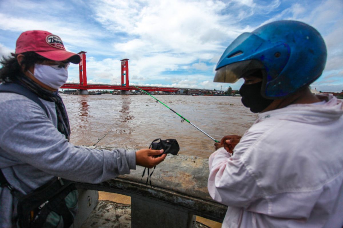 PFI Palembang bagikan ratusan masker kepada warga jelang penerapan PSBB