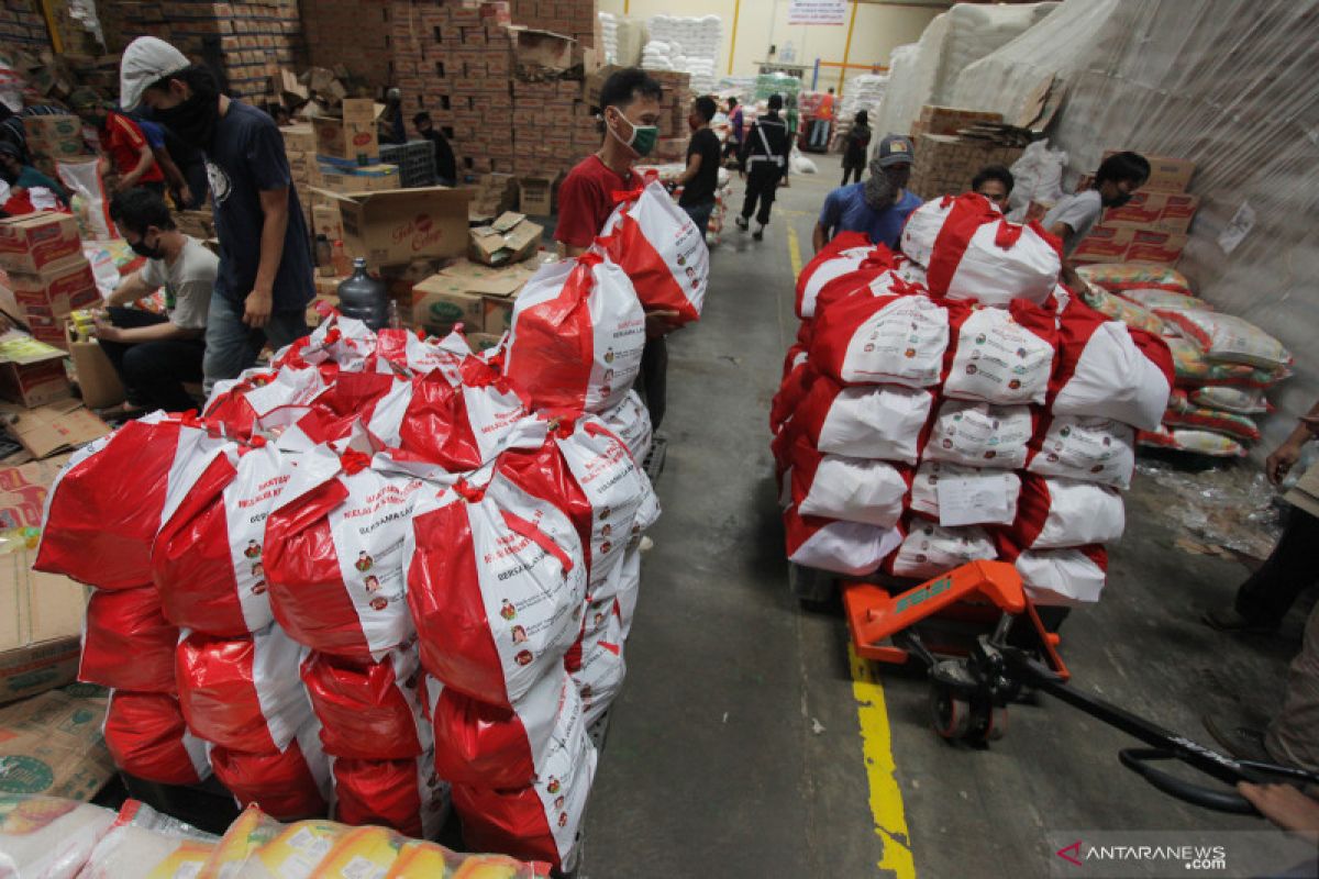 Warga Pademangan Timur terima bantuan sosial COVID-19