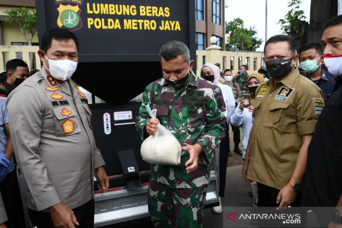 Bamsoet salurkan bantuan buat warga melalui Polres Jakarta Pusat