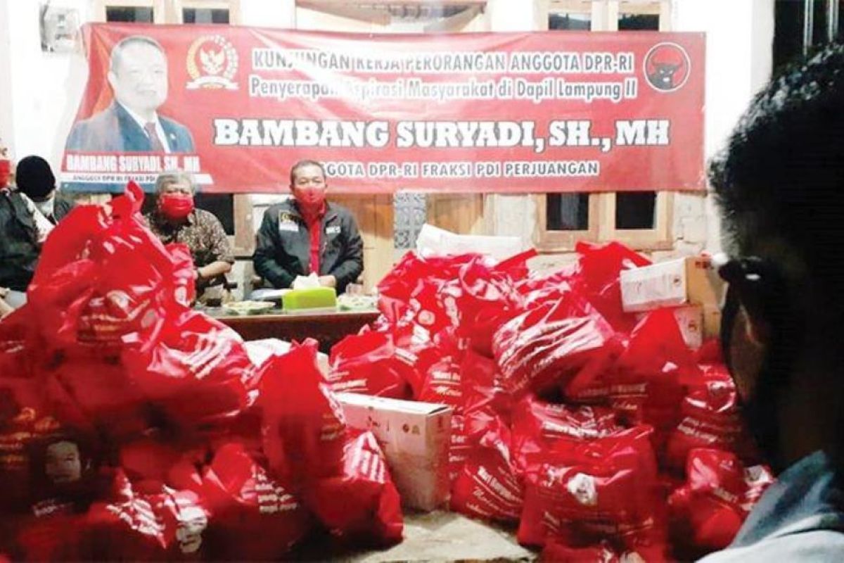 Anggota DPR Bambang Suryadi bagikan 4.000 paket sembako dan 2.000 sarung