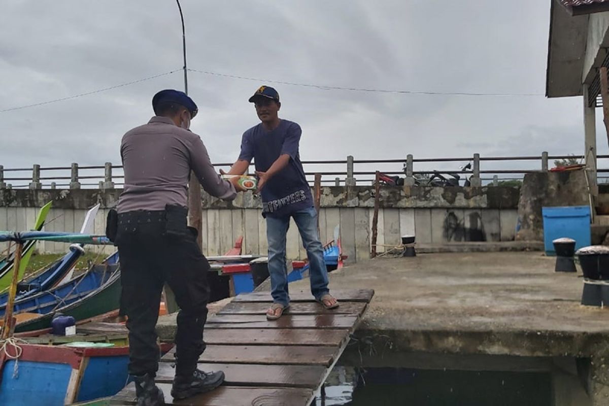 Ditpolairud bagikan makanan berbuka puasa kepada nelayan Aceh Besar