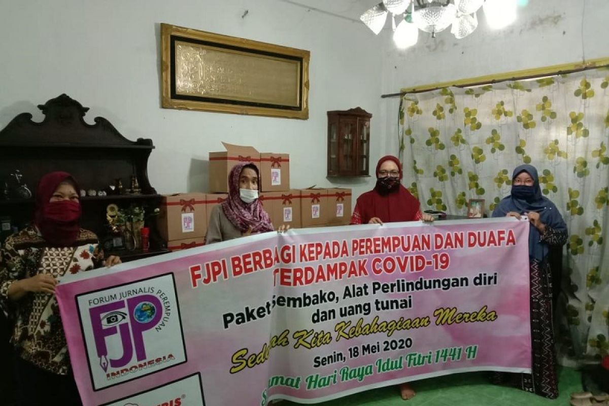 Ramadhan ditengah pandemi, FJPI Sumut bagikan paket sembako untuk perempuan dan dhuafa