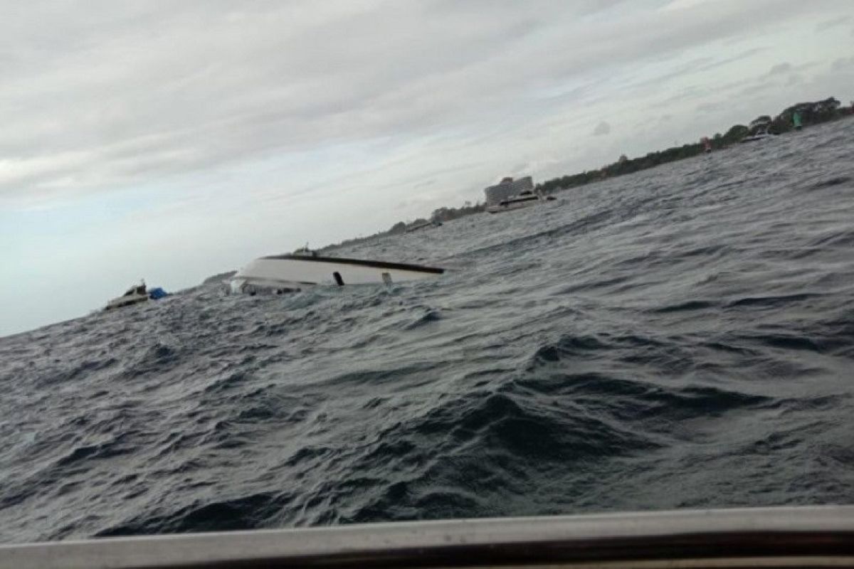 Kapal penumpang yang sedang lego jangkar ditemukan terbalik di perairan Sanur