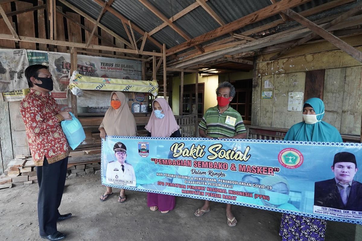 PPNI Pesisir Barat bagikan sembako dan masker di empat kecamatan