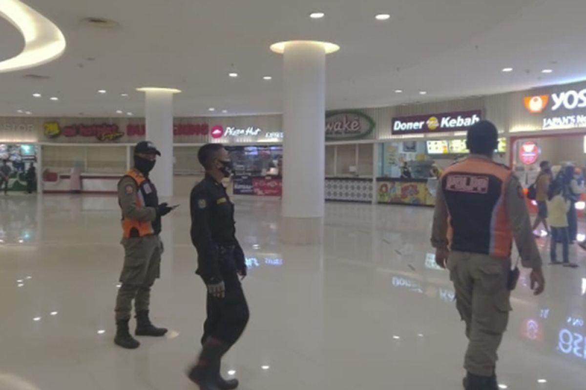Sejumlah pusat perbelanjaan di Kota Surabaya diawasi ketat