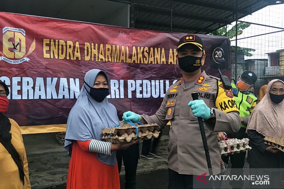 Polres Subang bagikan 250 paket telur kepada masyarakat terdampak COVID-19