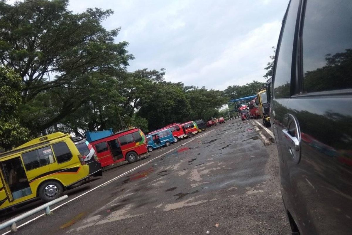 Aktivitas pemudik Lebaran di Terminal Bus Mandala Lebak sepi