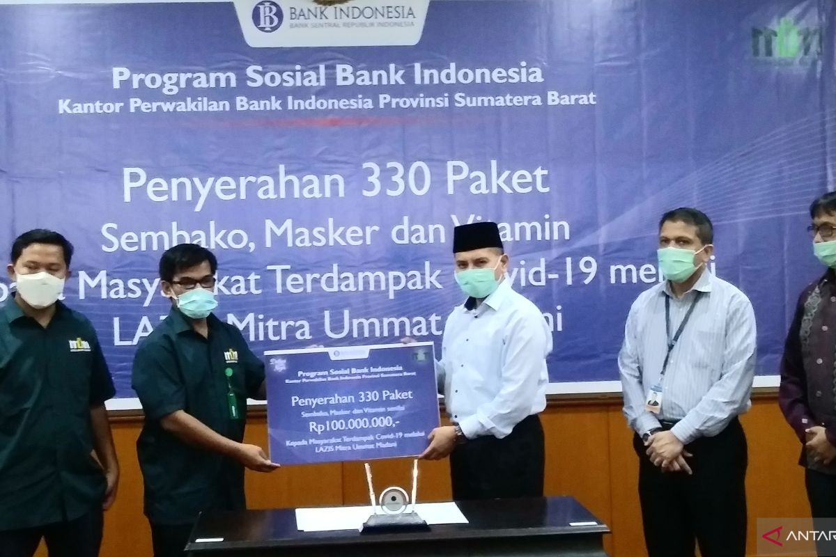 BI Sumbar salurkan 1.430 paket bahan pokok bagi warga terdampak COVID-19