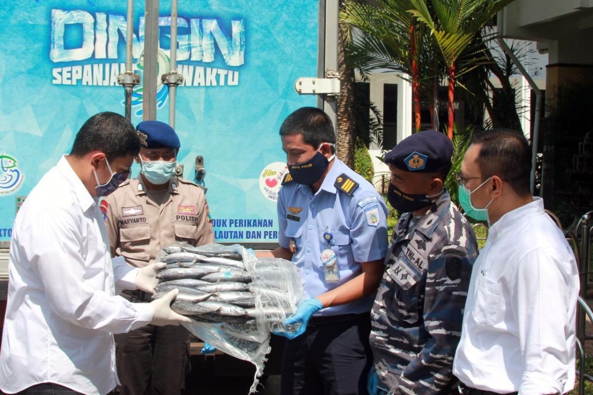 Pelabuhan Perikanan Prigi sumbang 1 ton ikan untuk tenaga kesehatan Kediri