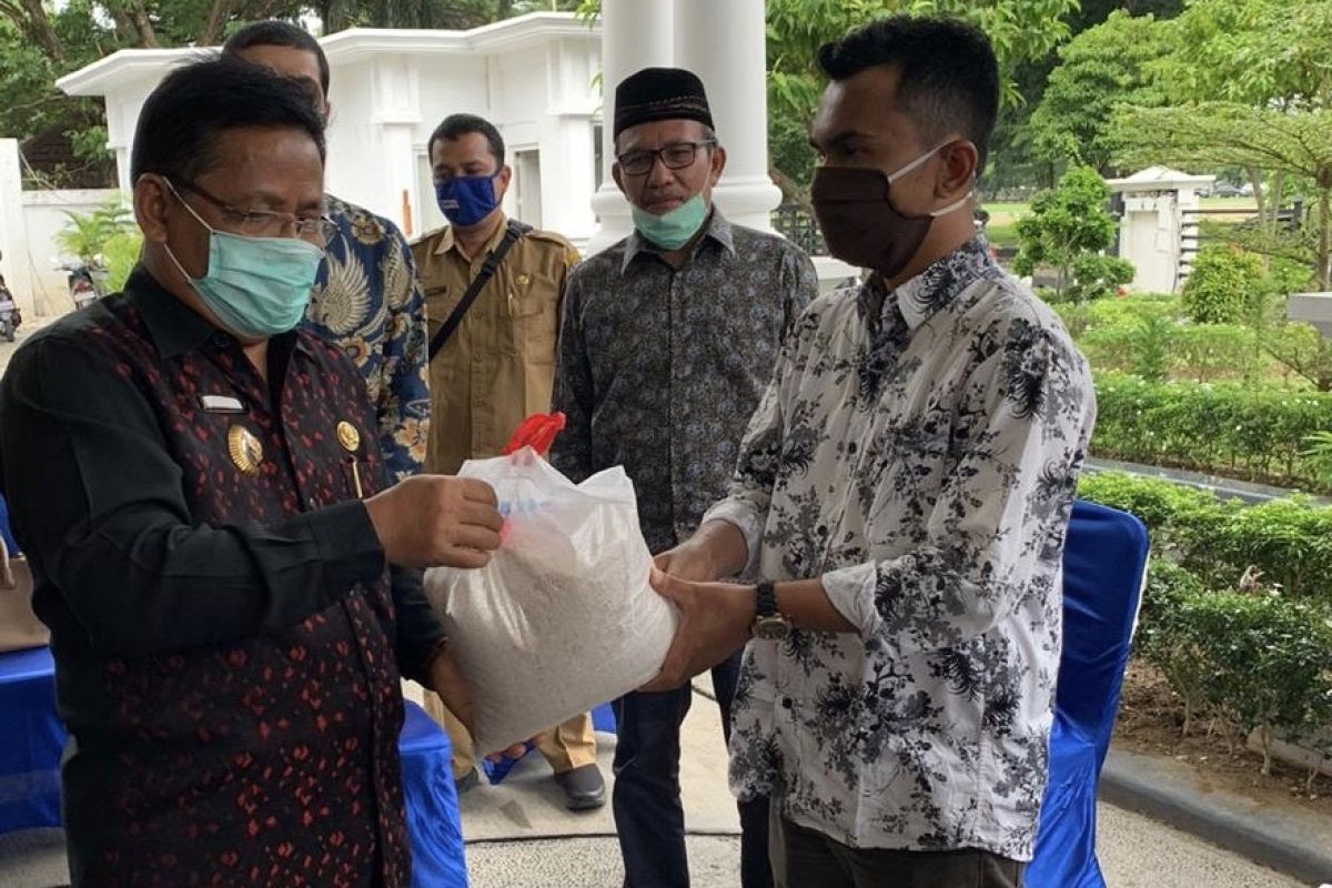 Wali Kota salurkan bantuan 350 paket bahan pokok Fatih School