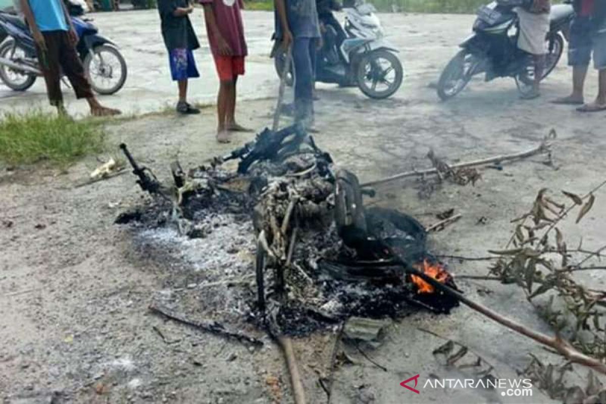 Massa ngamuk bakar sepeda motor dua tersangka jambret