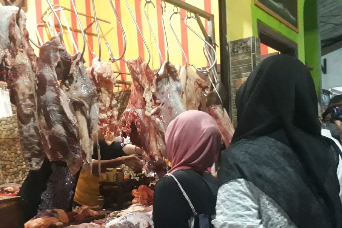 Disnak Situbondo temukan pedagang jual daging ayam tidak layak konsumsi