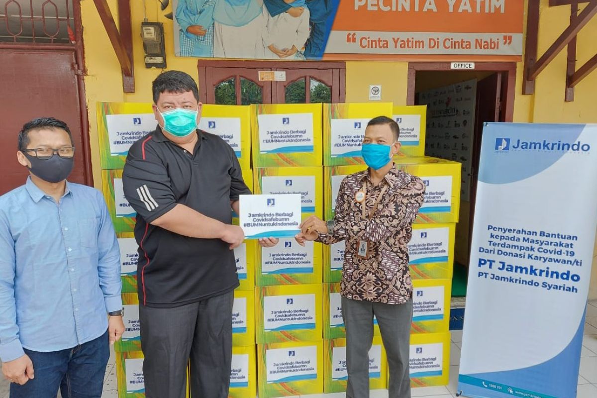 Jamkrindo Medan bagikan 100 paket untuk masyarakat terdampak COVID-19