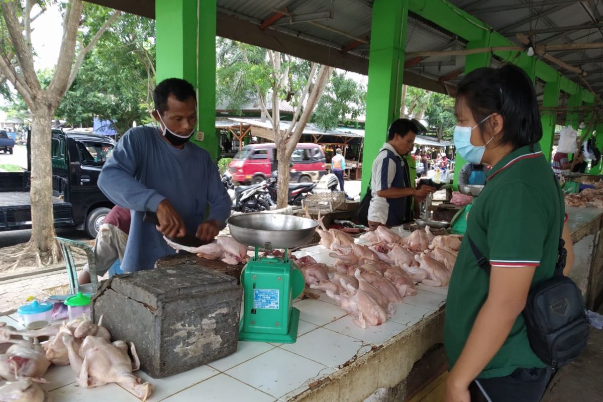 Polisi Bangka Barat pantau harga daging di Pasar Mentok