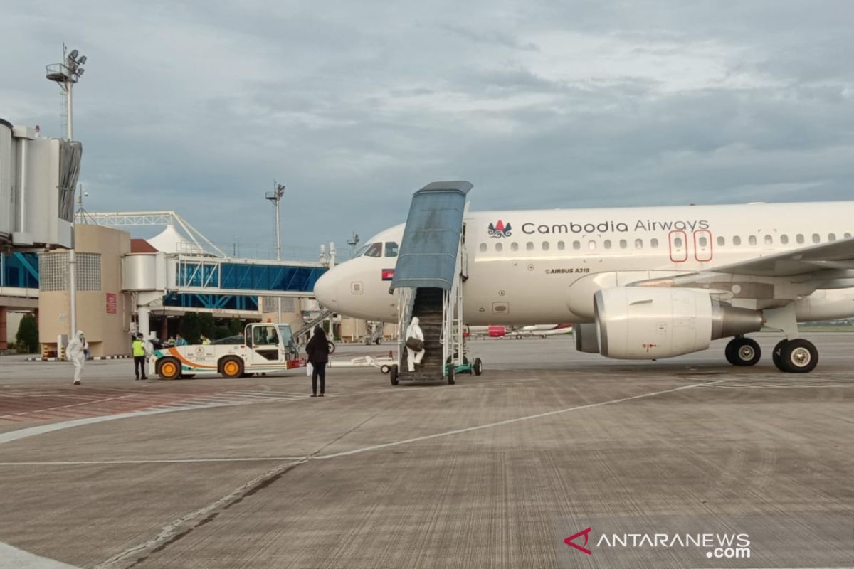 141 WNA China  di Sumsel dipulangkan dengan berbaju hazmat