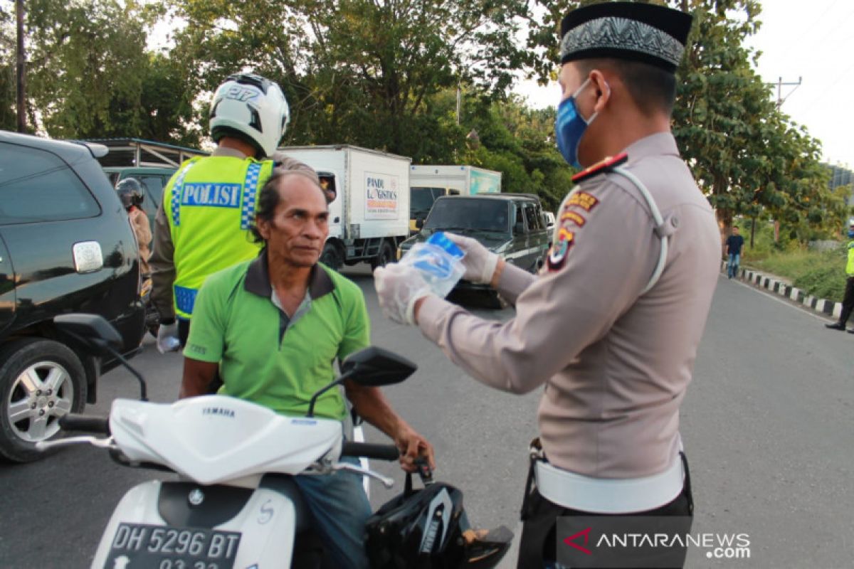 Polisi bagi masker gratis untuk pengendara bermotor di Kupang