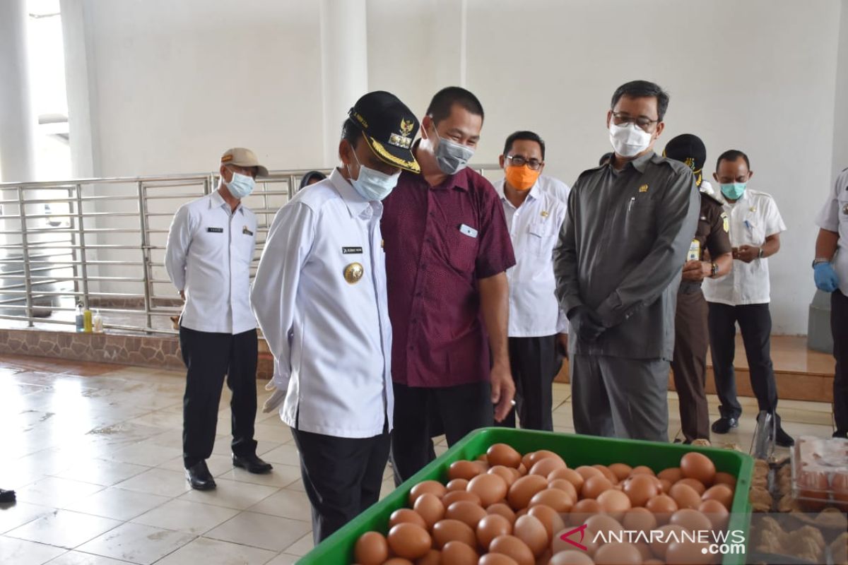 Pairin tinjau gudang bahan pokok di Metro