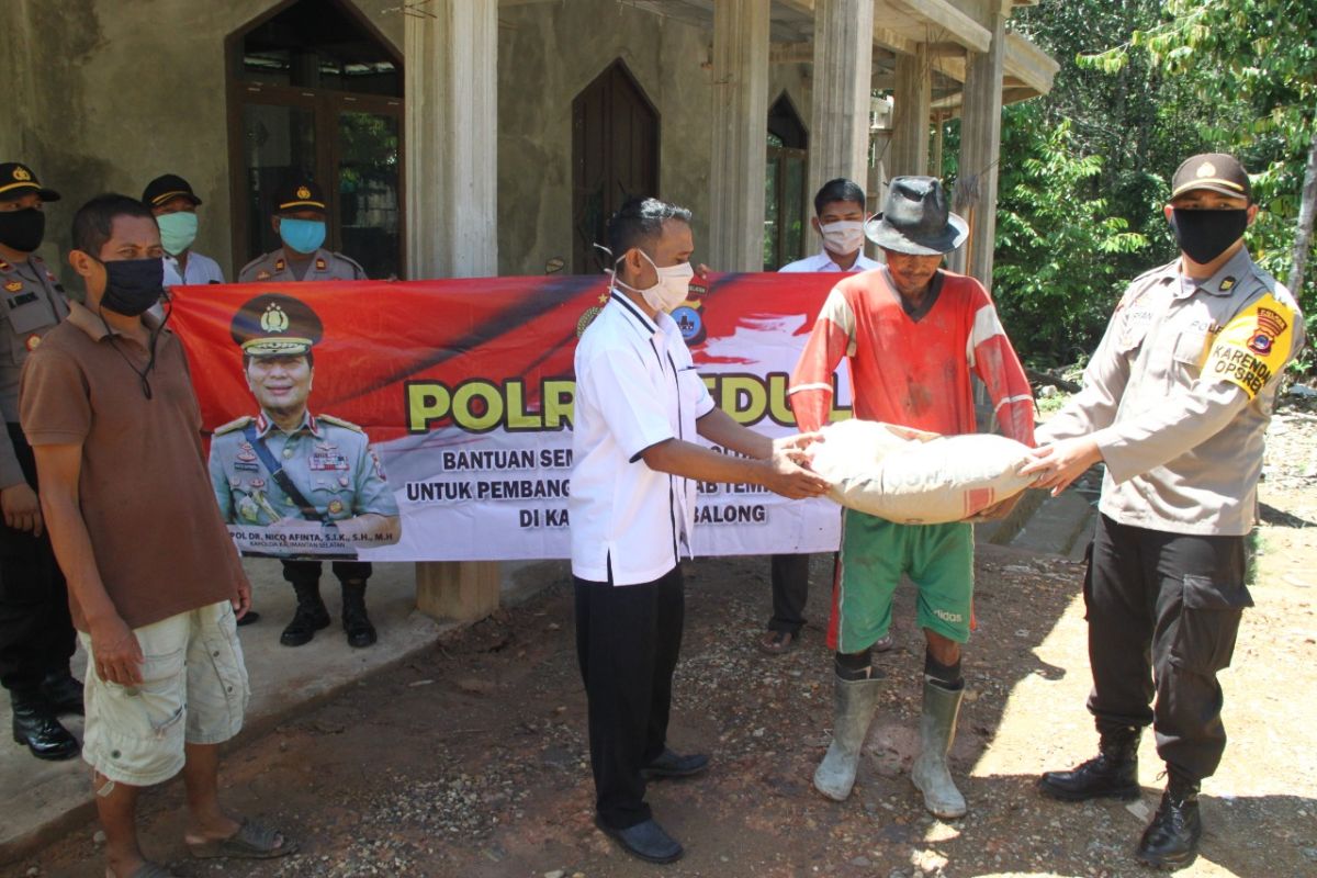 Kapolda Kalsel berikan bantuan semen  rehab tempat ibadah