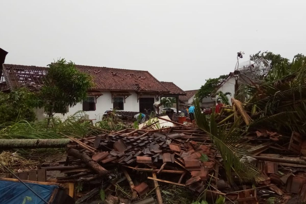 Puting beliung porak-porandakan ratusan rumah di Tulangbawang Lampung, dua orang tewas