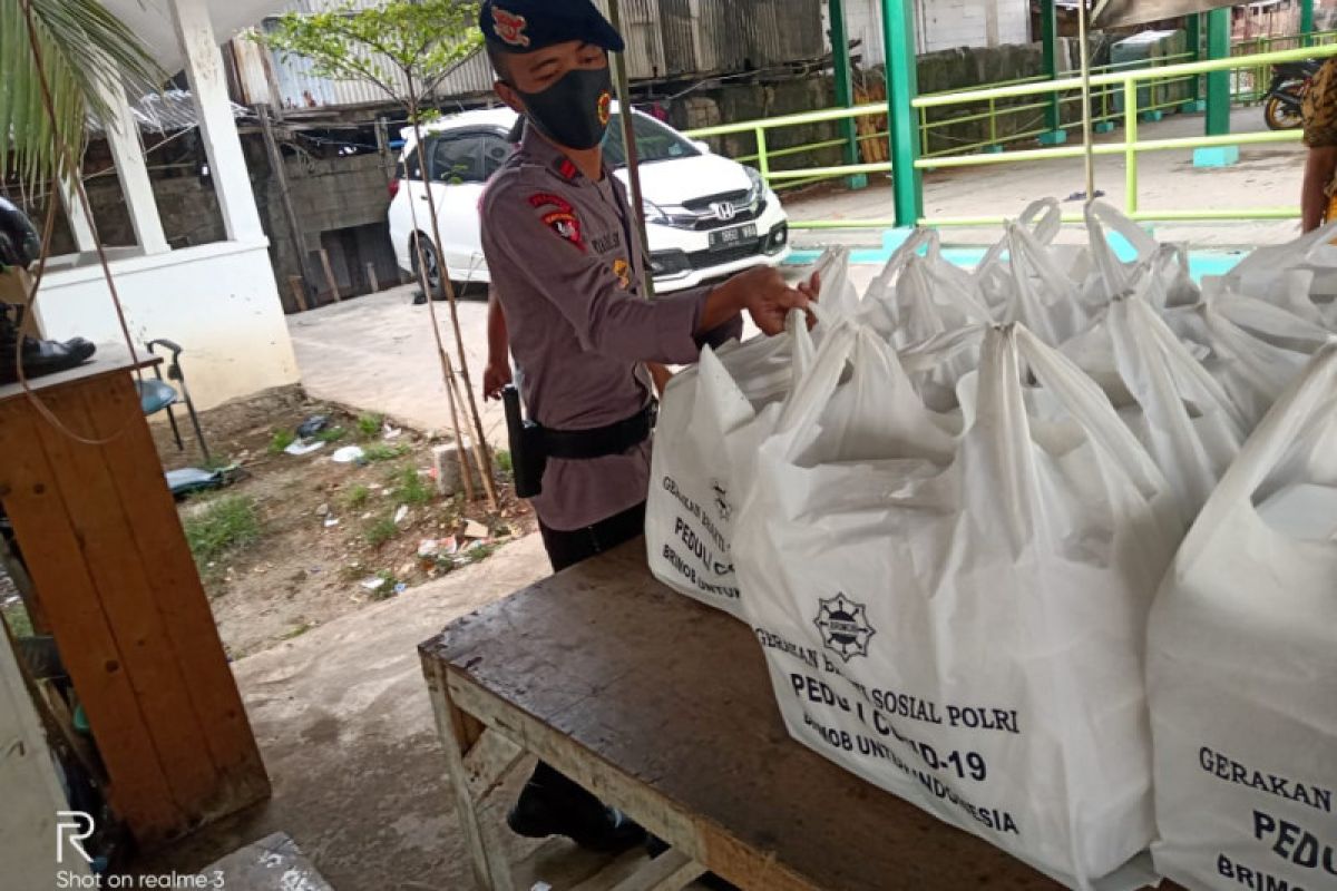 Brimob bagikan sembako bantu masyarakat Penjaringan Jakarta