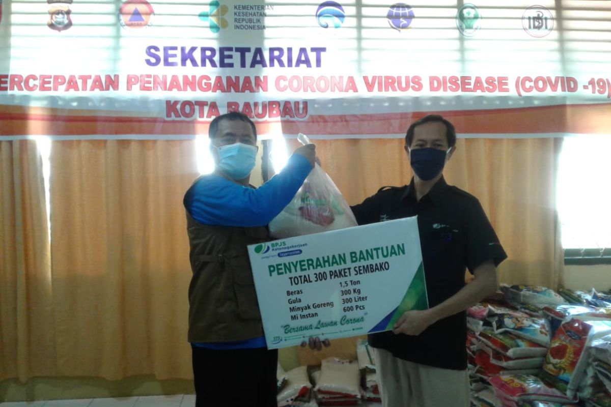 BPJS Ketenagakerjaan Baubau donasikan 300 paket sembako bantu warga terdampak COVID-19
